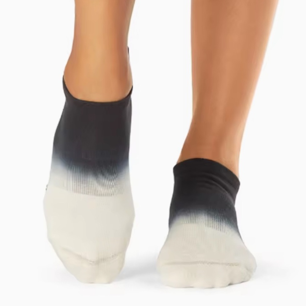 Tavi Noir Ombré Low-Rise Grip Socks – Black/White Gradient Barre Pilates Small